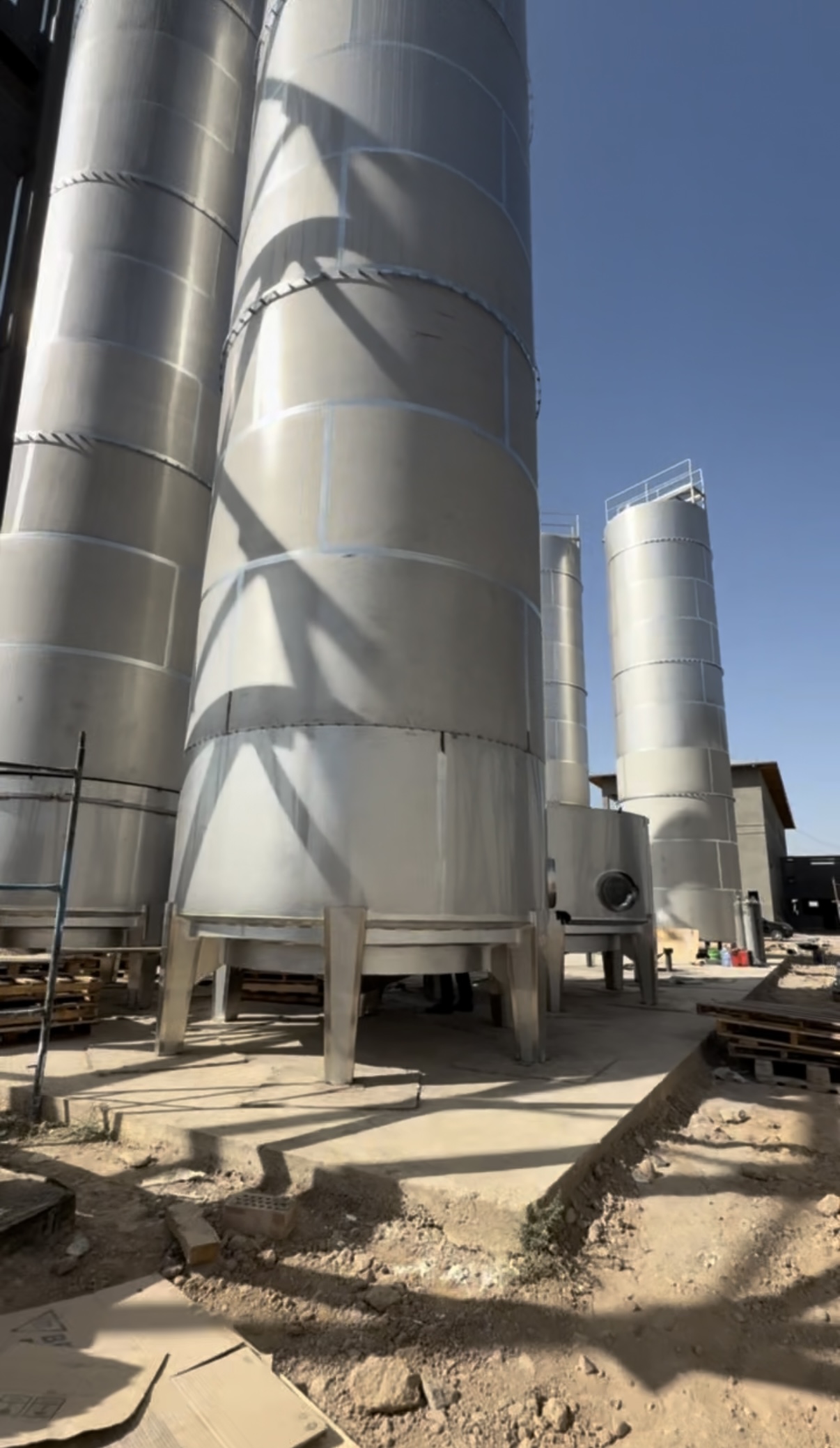 Изготовление и установка танков для DINAY в Ахангаране