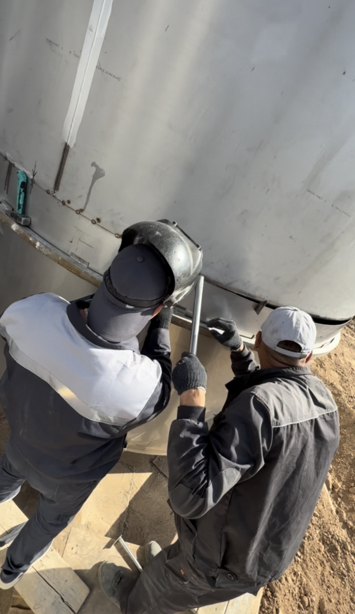 Изготовление и установка танков для DINAY в Ахангаране