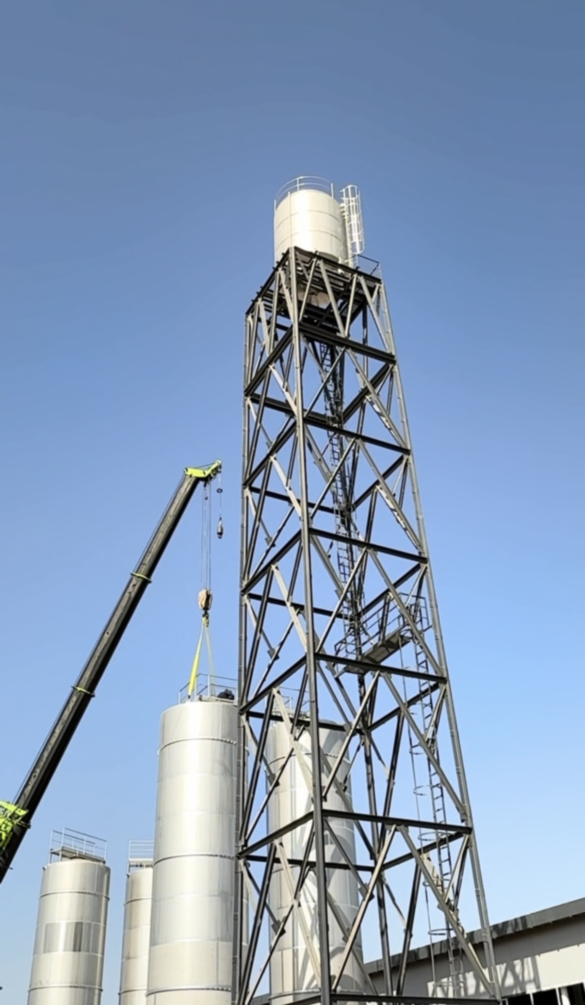 Изготовление и установка танков для DINAY в Ахангаране