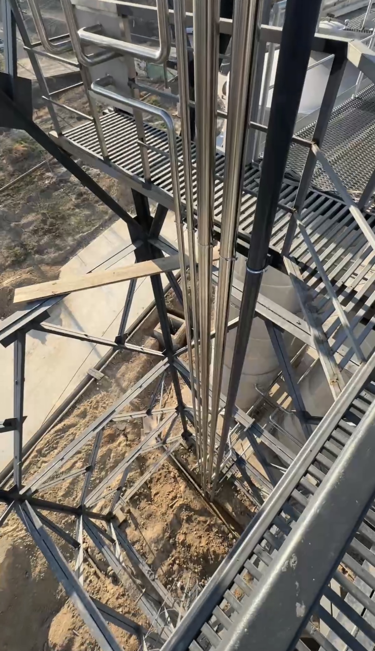 Изготовление и установка танков для DINAY в Ахангаране